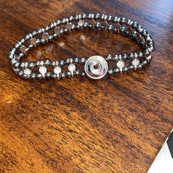 Magnolia and Vine Mini-Electricfied stretch bracelet, the one size fits most - Picture 3 of 3